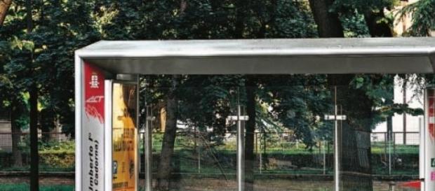 Una fermata del bus vuota Una fermata del bus vuota