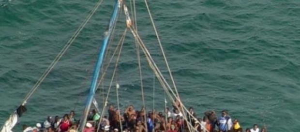 Vas cu imigranti in Marea Mediterana Vas cu imigranti in Marea Mediterana