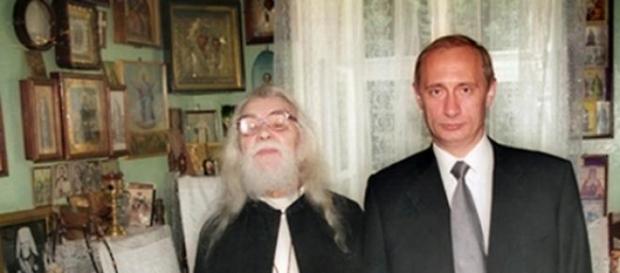 Vladimir Putin cu unul din sfintii atoniti Vladimir Putin cu unul din sfintii atoniti
