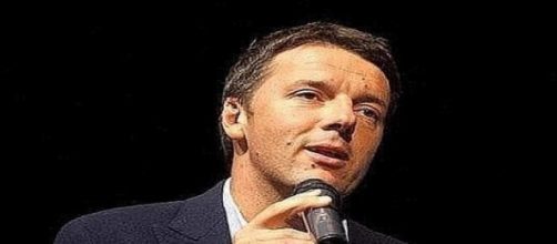 Renzi alle prese di un suo discorso politico.