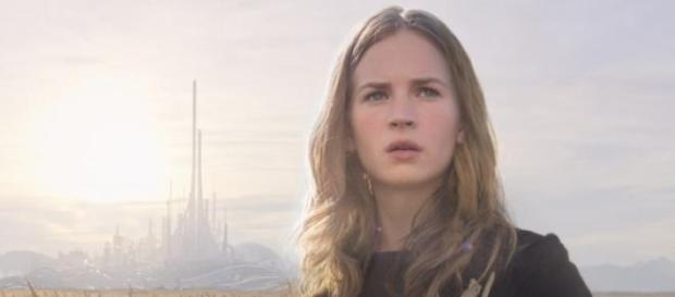 Britt Robertson interpretando a Casey Newton Britt Robertson interpretando a Casey Newton
