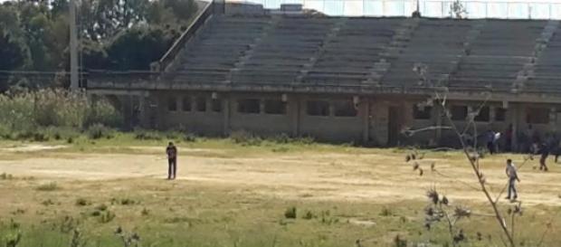 Giovani immigrati che giocano a Cricket Giovani immigrati che giocano a Cricket