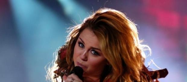 Miley Cyrus trennt sich von Schwarzenegger Miley Cyrus trennt sich von Schwarzenegger