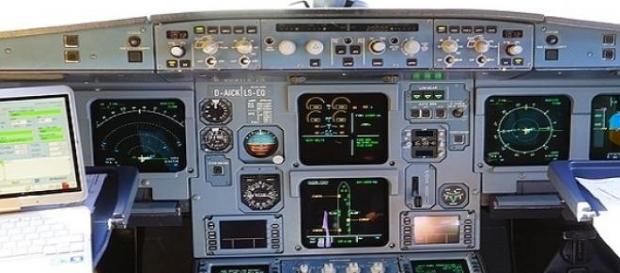 Panel de control de un avión de pasajeros Panel de control de un avión de pasajeros