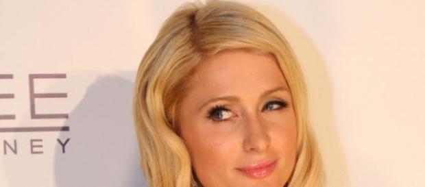 Paris Hilton trauert um“ Tinkerbell“. Paris Hilton trauert um“ Tinkerbell“.