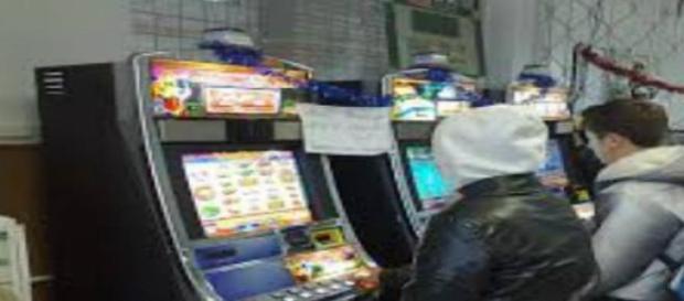 Parlamentari nu mai vor pacanele in baruri Parlamentari nu mai vor pacanele in baruri