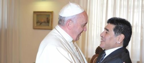 Maradona saluda al Papa en el Vaticano