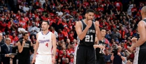 Tim Duncan y Boris Diaw festejan igualar la serie