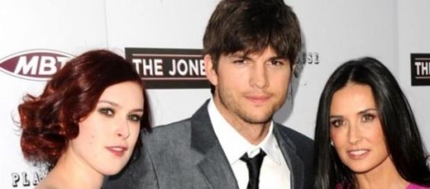 Ashton Kutcher com a então esposa e Rumer Willis Ashton Kutcher com a então esposa e Rumer Willis