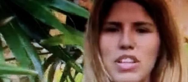 Chabelita explicando su estrategia a las cámaras Chabelita explicando su estrategia a las cámaras