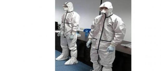 fotos de un taller para utilizar los trajes protec fotos de un taller para utilizar los trajes protec