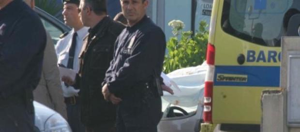 PJ investiga carro onde se encontrava a vítima PJ investiga carro onde se encontrava a vítima