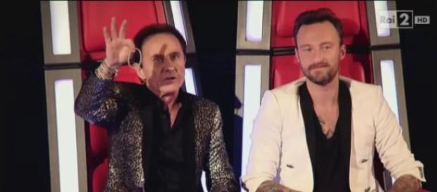 Roby offre un suo braccialetto ad Alexandre Vella Roby offre un suo braccialetto ad Alexandre Vella