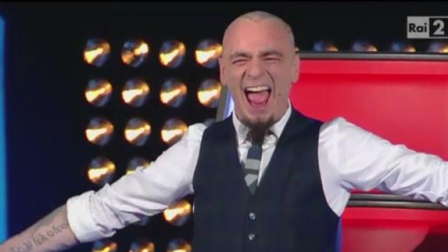 J-Ax in visibilio mentre ascolta Carola Campagna