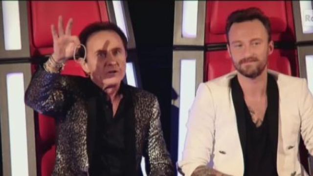 Roby offre un suo braccialetto ad Alexandre Vella