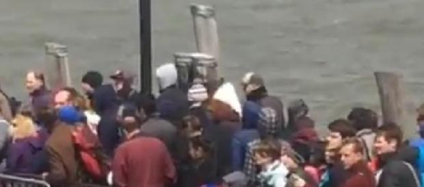 Fotografias mostram longas filas para evacuação Fotografias mostram longas filas para evacuação