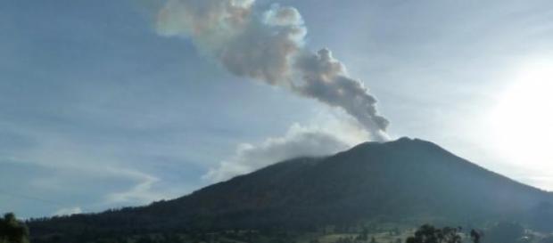 Le volcan turrialba est en éruption volcanique. Le volcan turrialba est en éruption volcanique.