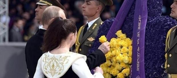 Putin składa wieniec ku czci ormiańskich ofiar Putin składa wieniec ku czci ormiańskich ofiar