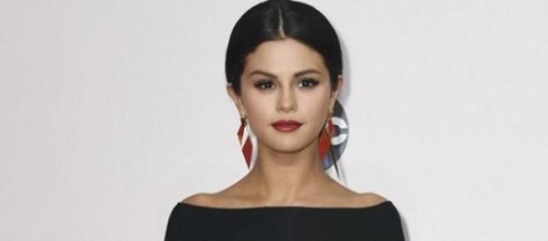 Selena Gomez ist eifersüchtig auf Ariana Grande. Selena Gomez ist eifersüchtig auf Ariana Grande.