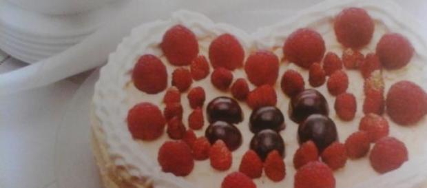 Torta cuore di mamma con crema chantilly. Torta cuore di mamma con crema chantilly.