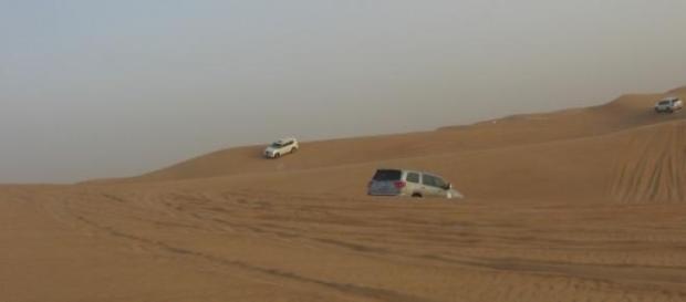 Camionetas 4x4 en el desierto de Dubai Camionetas 4x4 en el desierto de Dubai