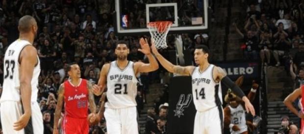 Diaw, Duncan y Green contentos por el 2-1. Diaw, Duncan y Green contentos por el 2-1.
