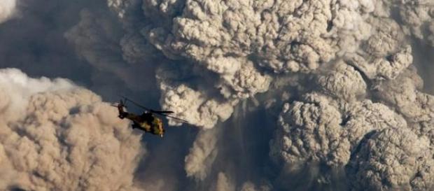Nuvens de cinzas de um vulcão em actividade Nuvens de cinzas de um vulcão em actividade