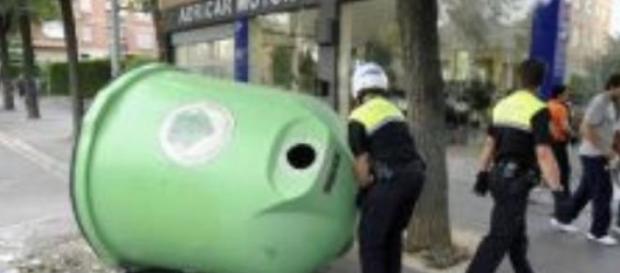 Radicais do Alavés e do Bétis em confrontos na rua Radicais do Alavés e do Bétis em confrontos na rua
