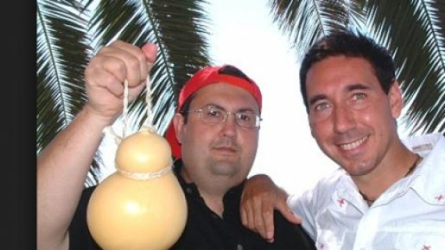 Fabio e Mingo ed il loro "provolone-tapiro".