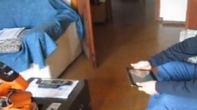 Il robot KuBo durante una sua esibizione