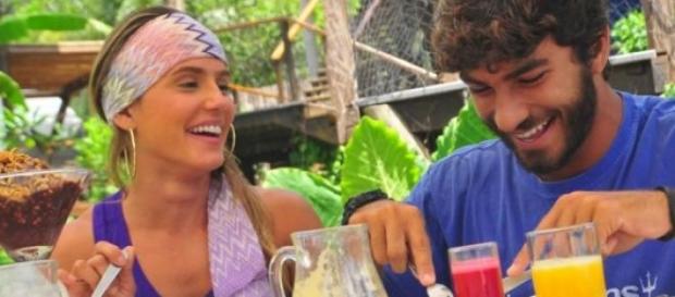 Casal vive em clima romântico há quase um ano. Casal vive em clima romântico há quase um ano.