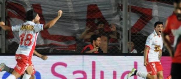 Huracán festeja el único tanto del partido Huracán festeja el único tanto del partido