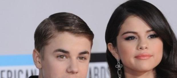 Justin Bieber não pára de pensar na ex-namorada. Justin Bieber não pára de pensar na ex-namorada.