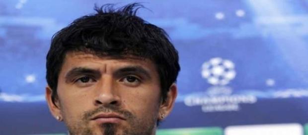 Lucho González aborda o clássico. Lucho González aborda o clássico.