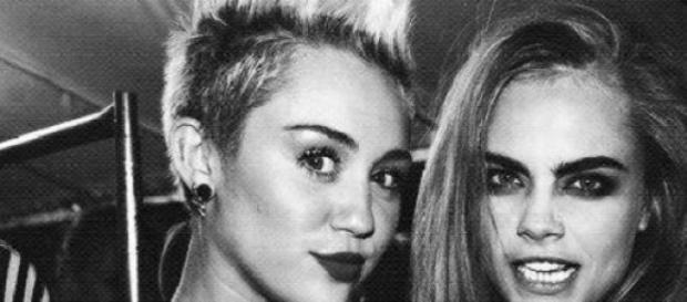 Miley Cyrus de fiesta con Cara Delevingne Miley Cyrus de fiesta con Cara Delevingne