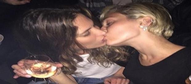 Miley Cyrus knutscht den Liebeskummer einfach weg Miley Cyrus knutscht den Liebeskummer einfach weg