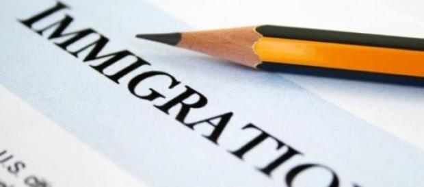 Młody mężczyzna stanął w obronie imigrantów Młody mężczyzna stanął w obronie imigrantów