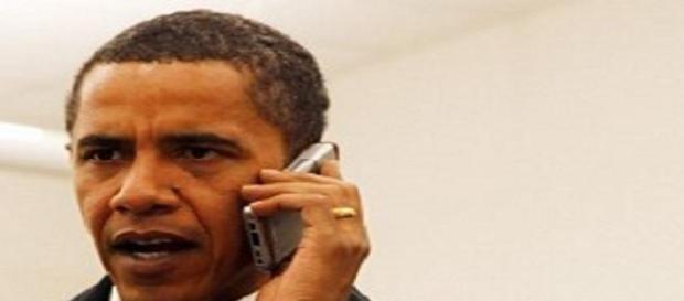 Obama con su teléfono movil Obama con su teléfono movil
