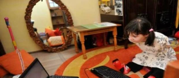 Scrie la laptop cu picioarele Scrie la laptop cu picioarele