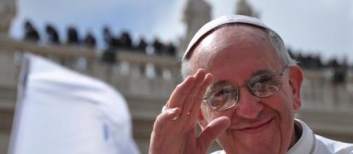 Papa Francesco saluta fedeli