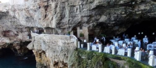 Restaurant en las cuevas de Polignano Italia