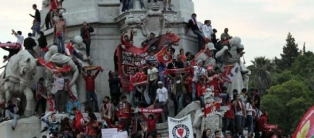 Benfiquistas anseiam festejos no Marquês Benfiquistas anseiam festejos no Marquês