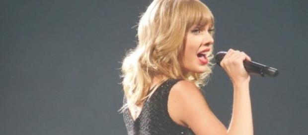 Calvin Harris beschützt Freundin Taylor Swift. Calvin Harris beschützt Freundin Taylor Swift.