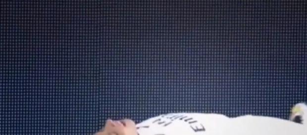 Chicharito sobre el césped tras su gol Chicharito sobre el césped tras su gol