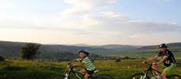 Din marile orase in mijlocul naturii, pedaland Din marile orase in mijlocul naturii, pedaland