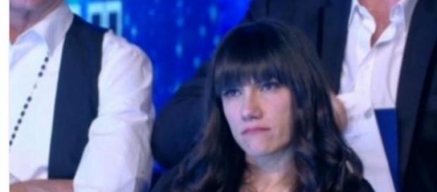 Elisa infuriata dopo l'eliminazione di Paola. Elisa infuriata dopo l'eliminazione di Paola.