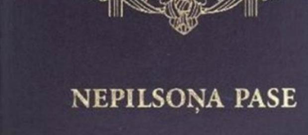 La scritta "Nepilsoņa Pase" sul passaporto lettone La scritta "Nepilsoņa Pase" sul passaporto lettone