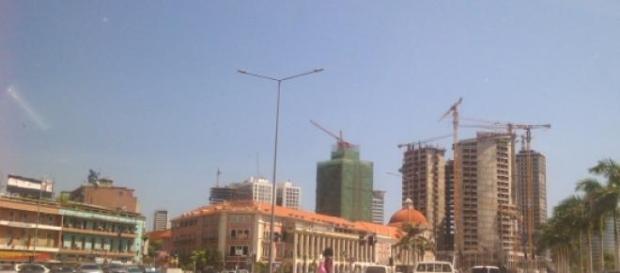 Luanda está a ser reconstruida Luanda está a ser reconstruida