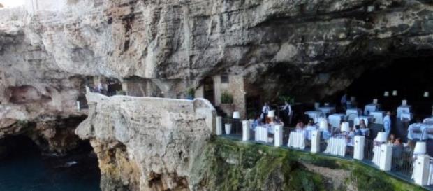Restaurant en las cuevas de Polignano Italia Restaurant en las cuevas de Polignano Italia