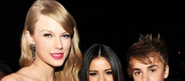 Selena Gomez sente-se muito sozinha Selena Gomez sente-se muito sozinha